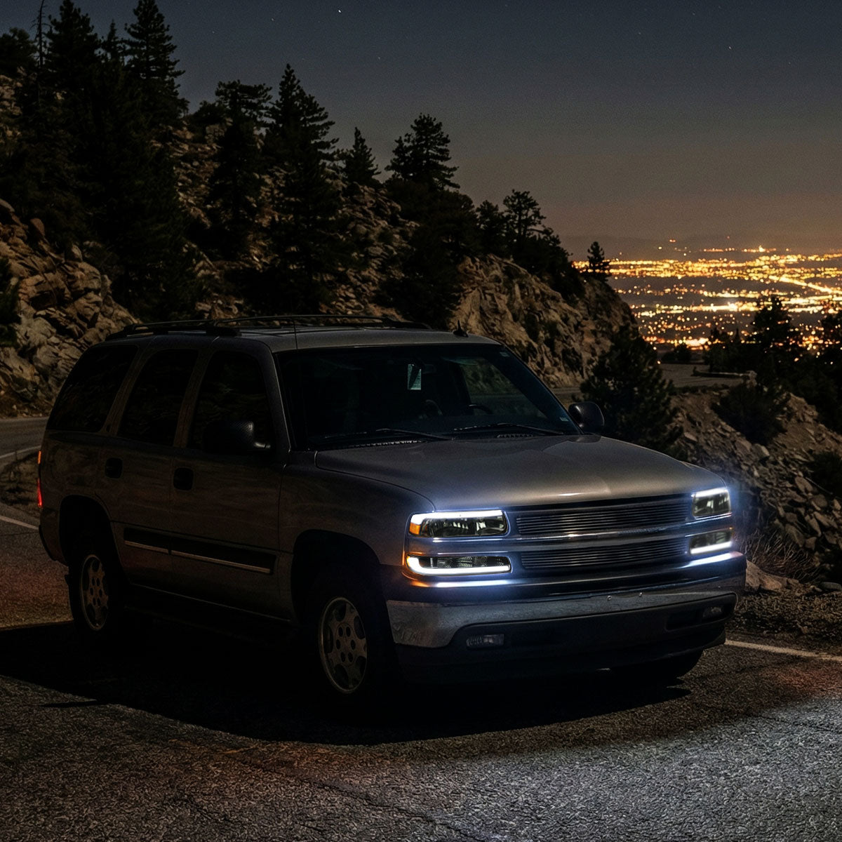 Ronnin - Compatible con Chevy Silverado 1500 2500 1999-2002, Suburban 1500 2500 Tahoe 2000-2006, mejora de repuesto, faros delanteros halógenos con tubo LED de luces de circulación diurna + conjunto de luces de parachoques (par) | Ahumado