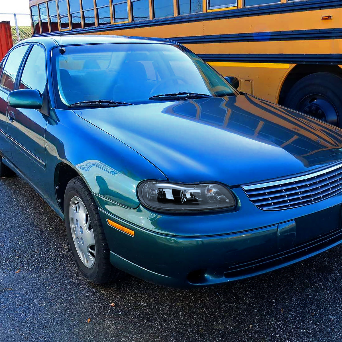 Ronnin - Se adapta a Chevy Malibu 1997-2003, Chevy Classic 2004-2005, Oldsmobile Cutlass 1997-1999, conjunto de faros de repuesto con reflector transparente, par | Negro