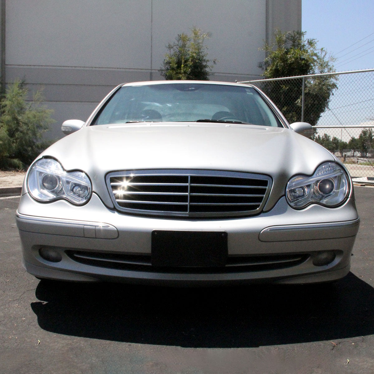 Ronnin - Compatible con Mercedes Benz C230 C240 C280 C320 Sedán 2001-2007 Faros delanteros con proyector de tubo LED y luces de circulación diurna, par | Cromado