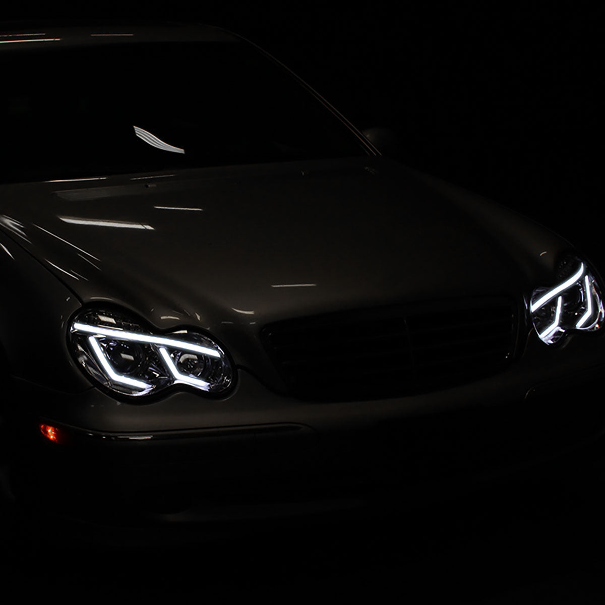 Ronnin - Compatible con Mercedes Benz C230 C240 C280 C320 Sedán 2001-2007 Faros delanteros con proyector de tubo LED y luces de circulación diurna, par | Cromado
