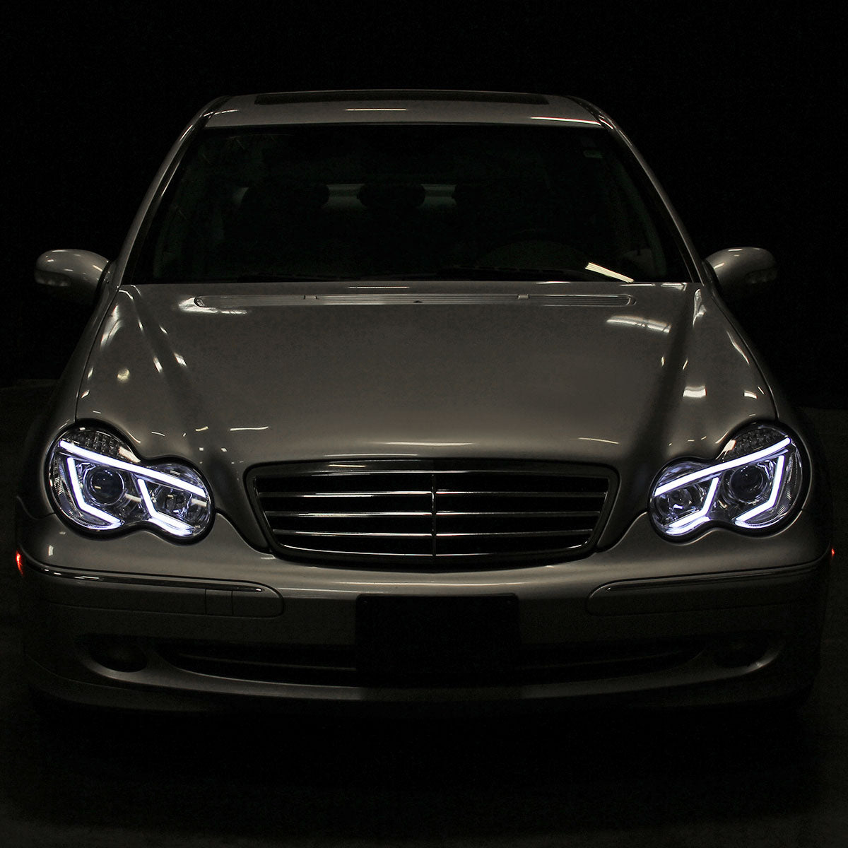 Ronnin - Compatible con Mercedes Benz C230 C240 C280 C320 Sedán 2001-2007 Faros delanteros con proyector de tubo LED y luces de circulación diurna, par | Cromado