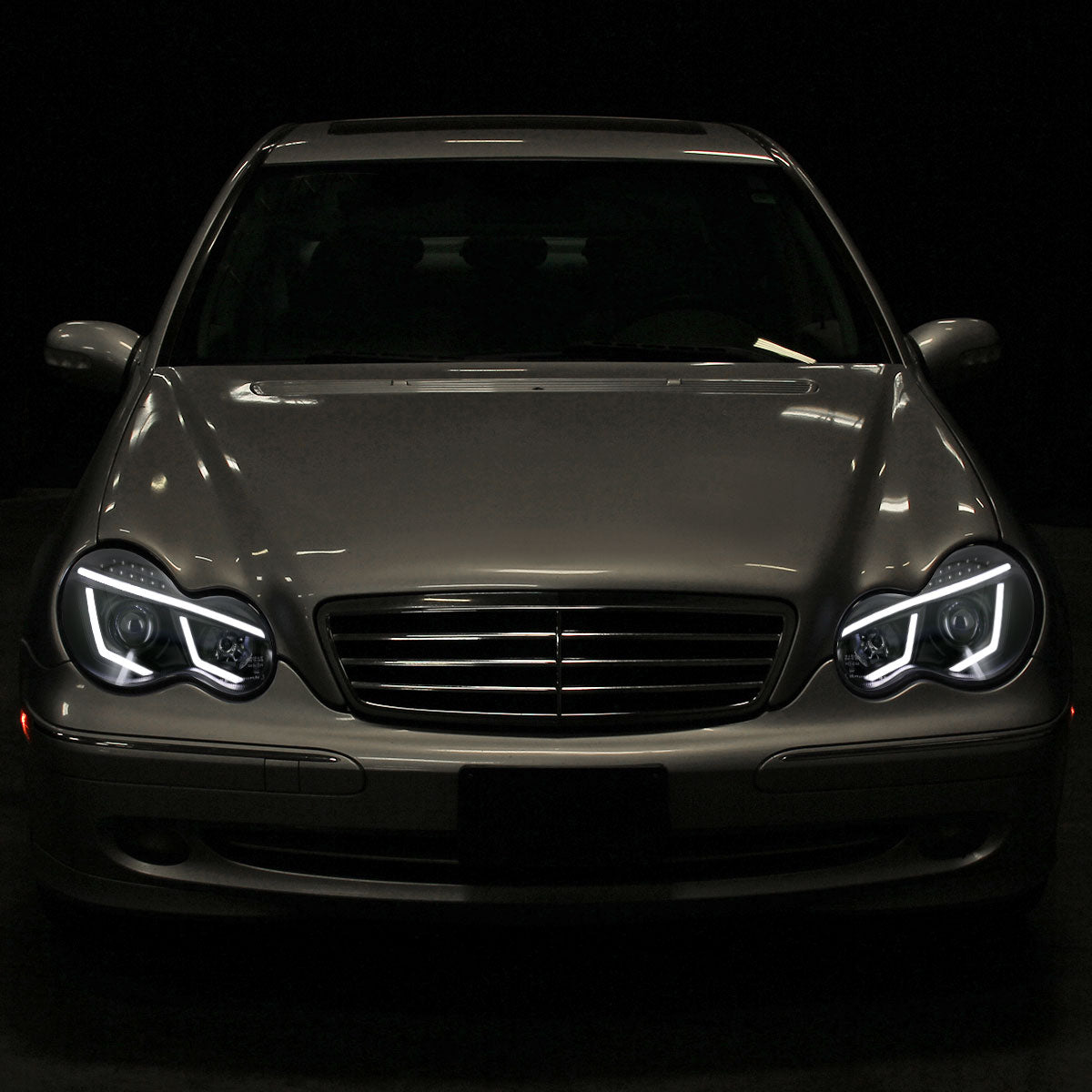 Ronnin - Compatible con Mercedes Benz C230 C240 C280 C320 Sedan años 2001-2007, montaje de faros delanteros con proyector y luces LED de circulación diurna, par | Negro