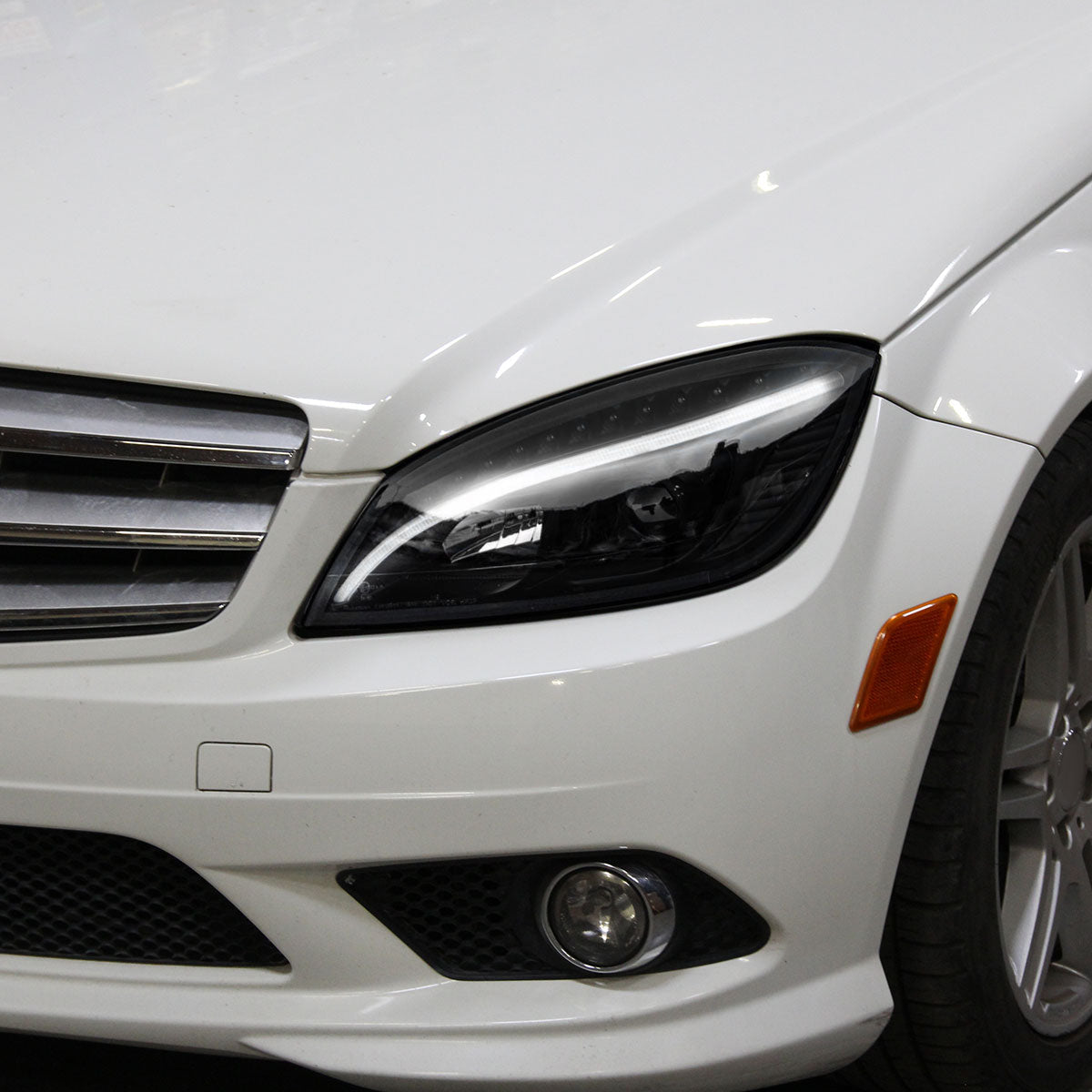 Ronnin - Compatible con Mercedes-Benz C300 C350 2008-2011, par de faros delanteros con proyector y luces direccionales LED de reemplazo mejorado | Negro