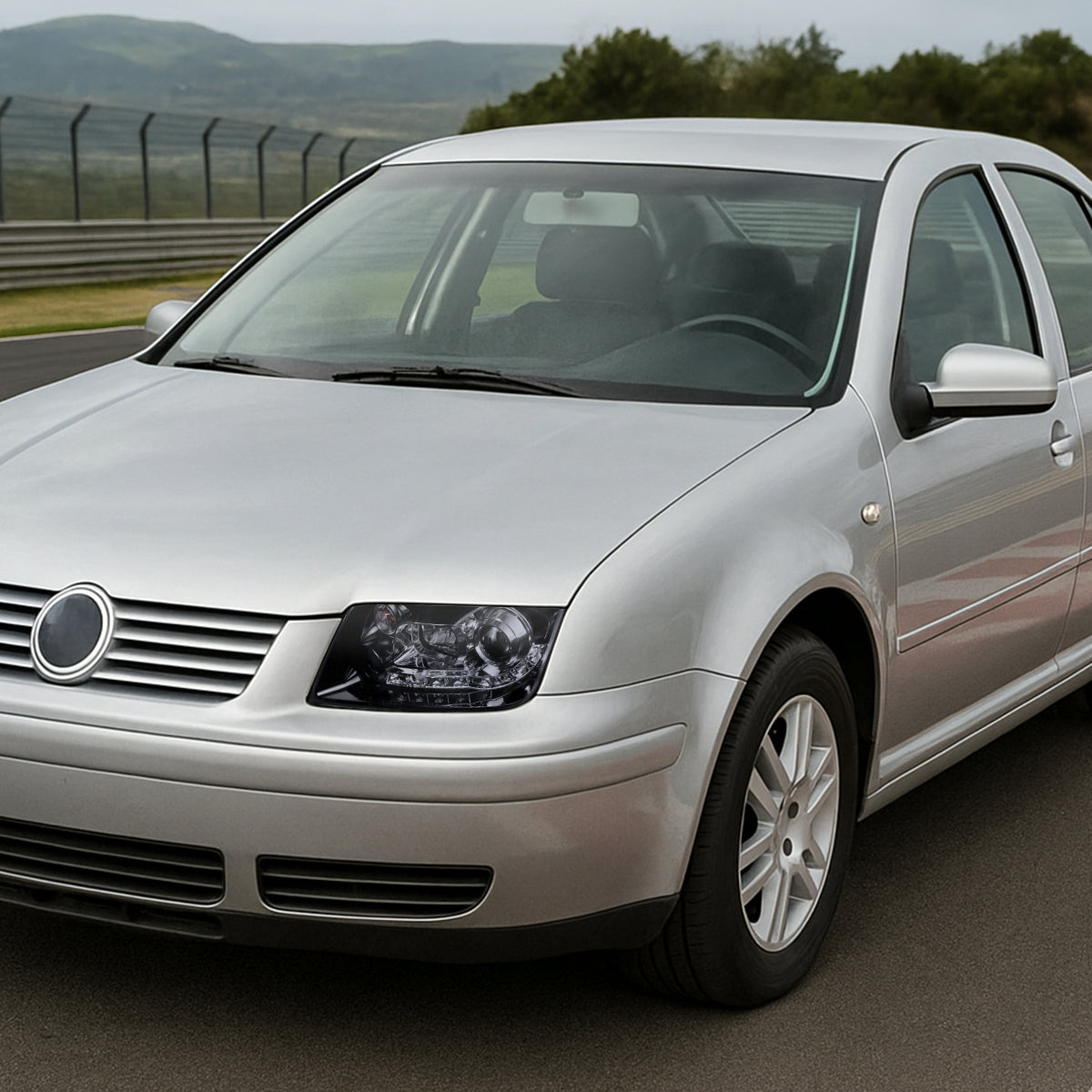 Ronnin - Se adapta a Volkswagen Jetta MK4 de 1999-2005 Faros delanteros con proyector de tubo LED ensamblados mejorados + par de faros antiniebla | Negro ahumado