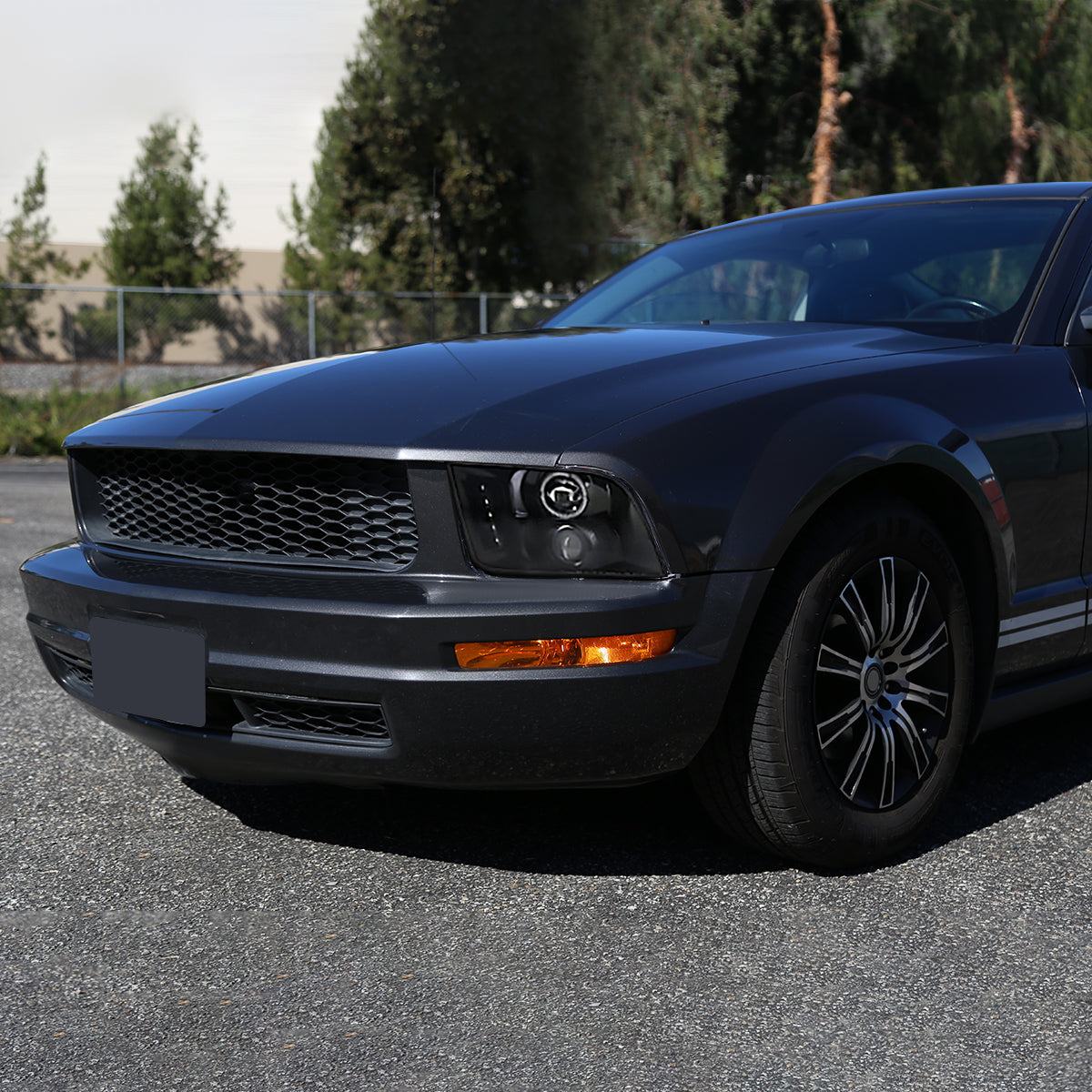 Ronnin - Se adapta a Ford Mustang 2005-2009, montaje de faros delanteros con proyector de halógeno LED de halo mejorado, par | Negro brillante