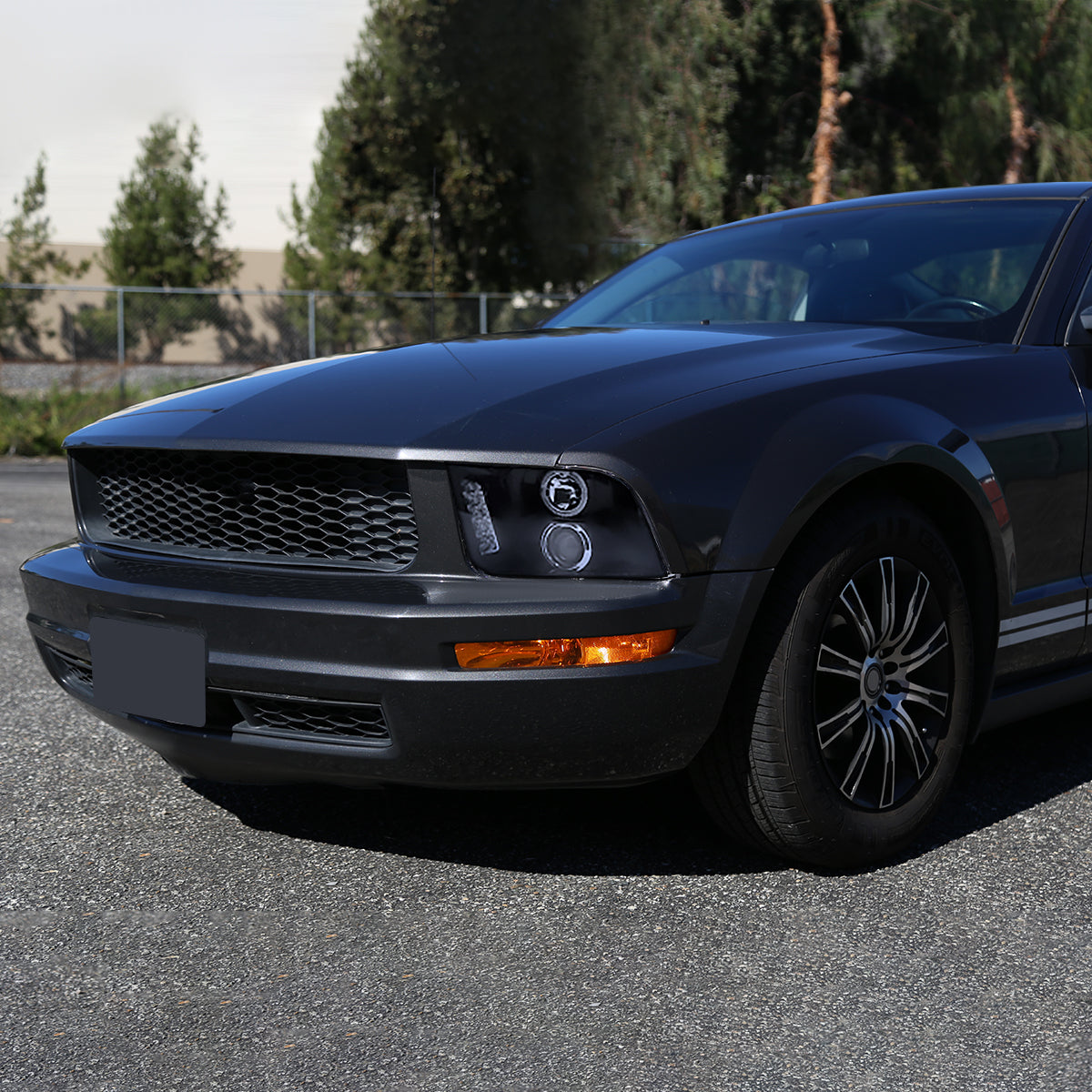 Ronnin - Se adapta a Ford Mustang 2005-2009, conjunto de faros de proyector halógenos con halo LED de repuesto mejorado, par | Negro Humo