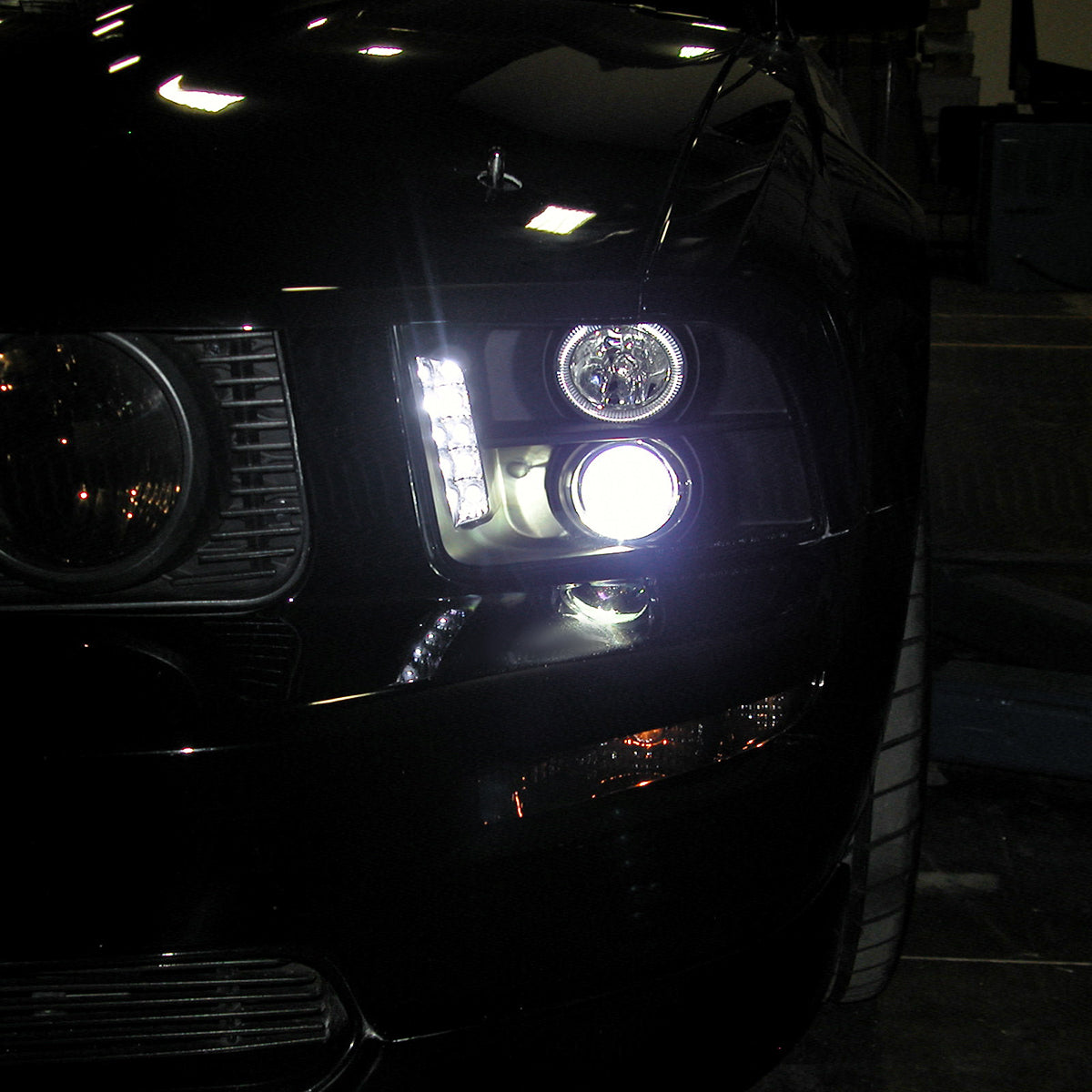 Ronnin - Se adapta a Ford Mustang 2005-2009 Actualización de Faros Proyectores Halógenos con Anillo LED Halo Par | Negro