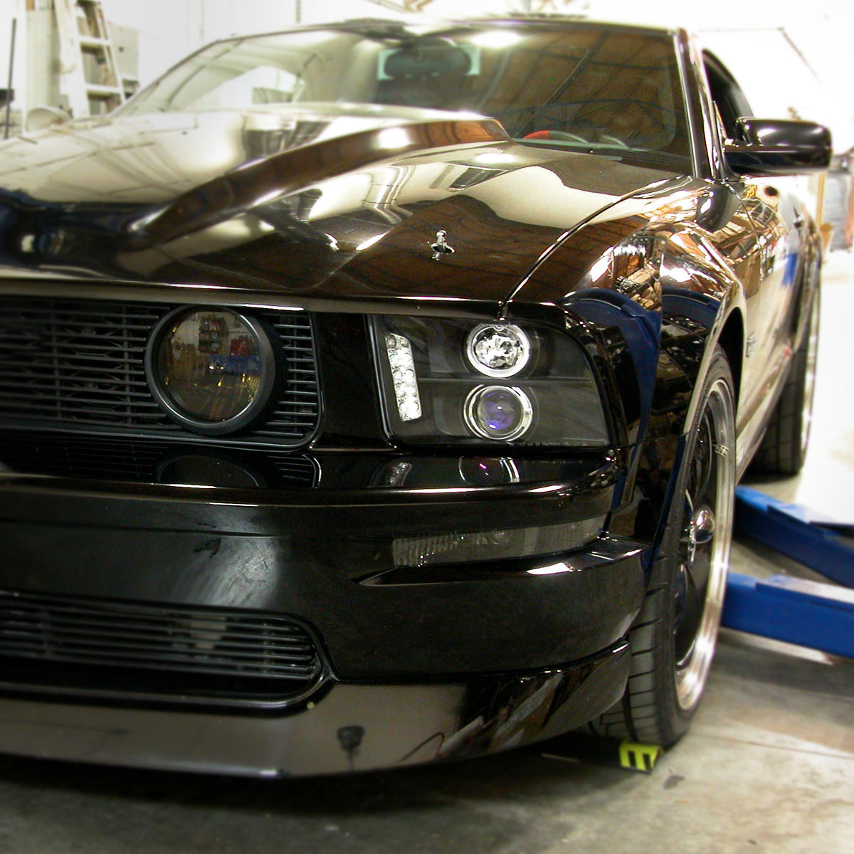 Ronnin - Se adapta a Ford Mustang 2005-2009 Actualización de Faros Proyectores Halógenos con Anillo LED Halo Par | Negro