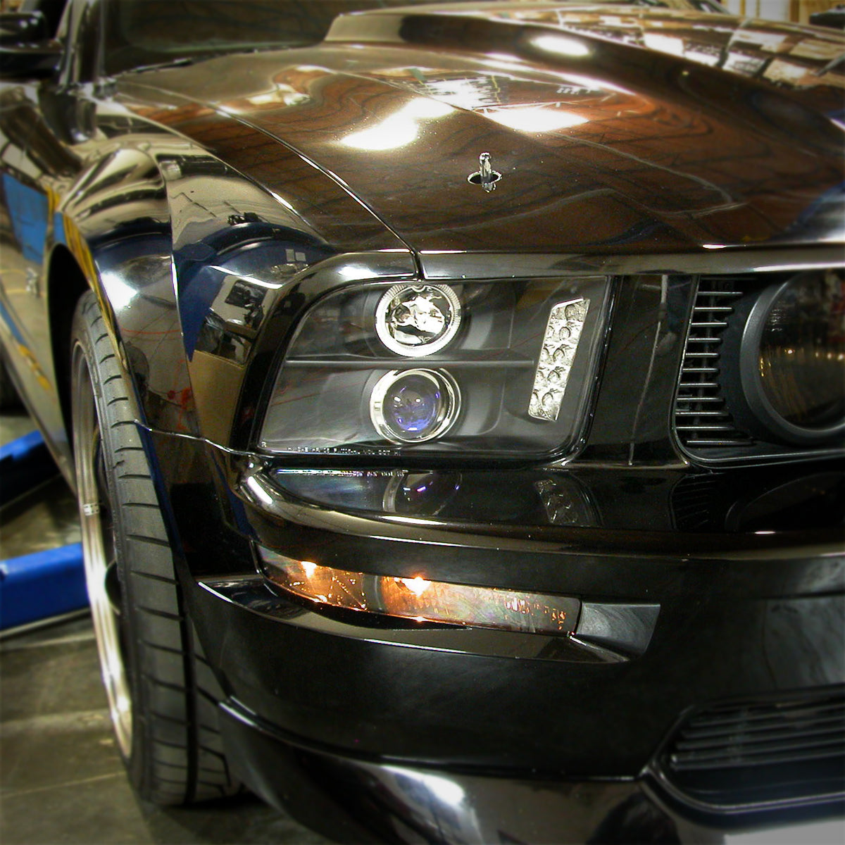 Ronnin - Se adapta a Ford Mustang 2005-2009 Actualización de Faros Proyectores Halógenos con Anillo LED Halo Par | Negro
