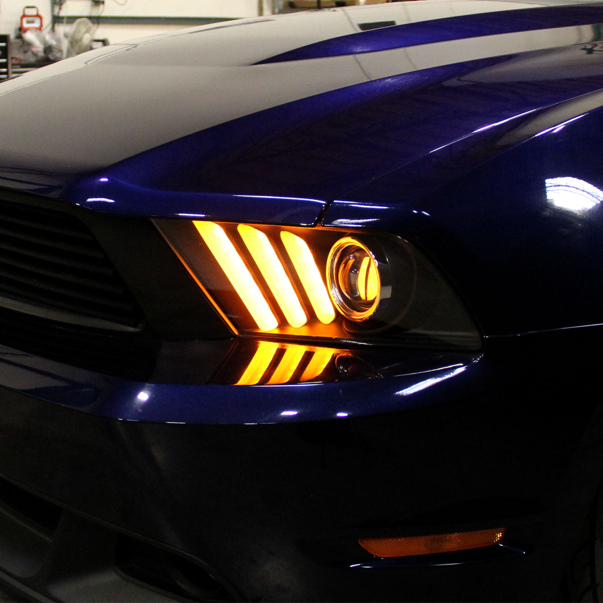 Ronnin - Faros delanteros con proyector y señales de giro secuenciales con tubo LED de actualización para Ford Mustang 2010-2014, par | Negro
