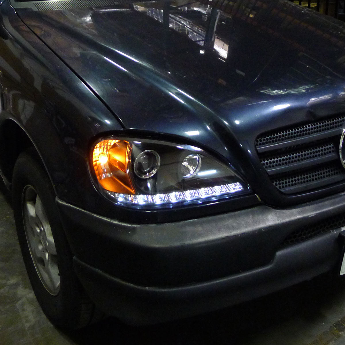 Ronnin - Se adapta a 2002-2005 Mercedes-Benz W163 ML320 ML350 ML500 Luces de circulación diurna LED con especificaciones de EE. UU. Conjunto de faros delanteros con proyector halógeno Par | Negro