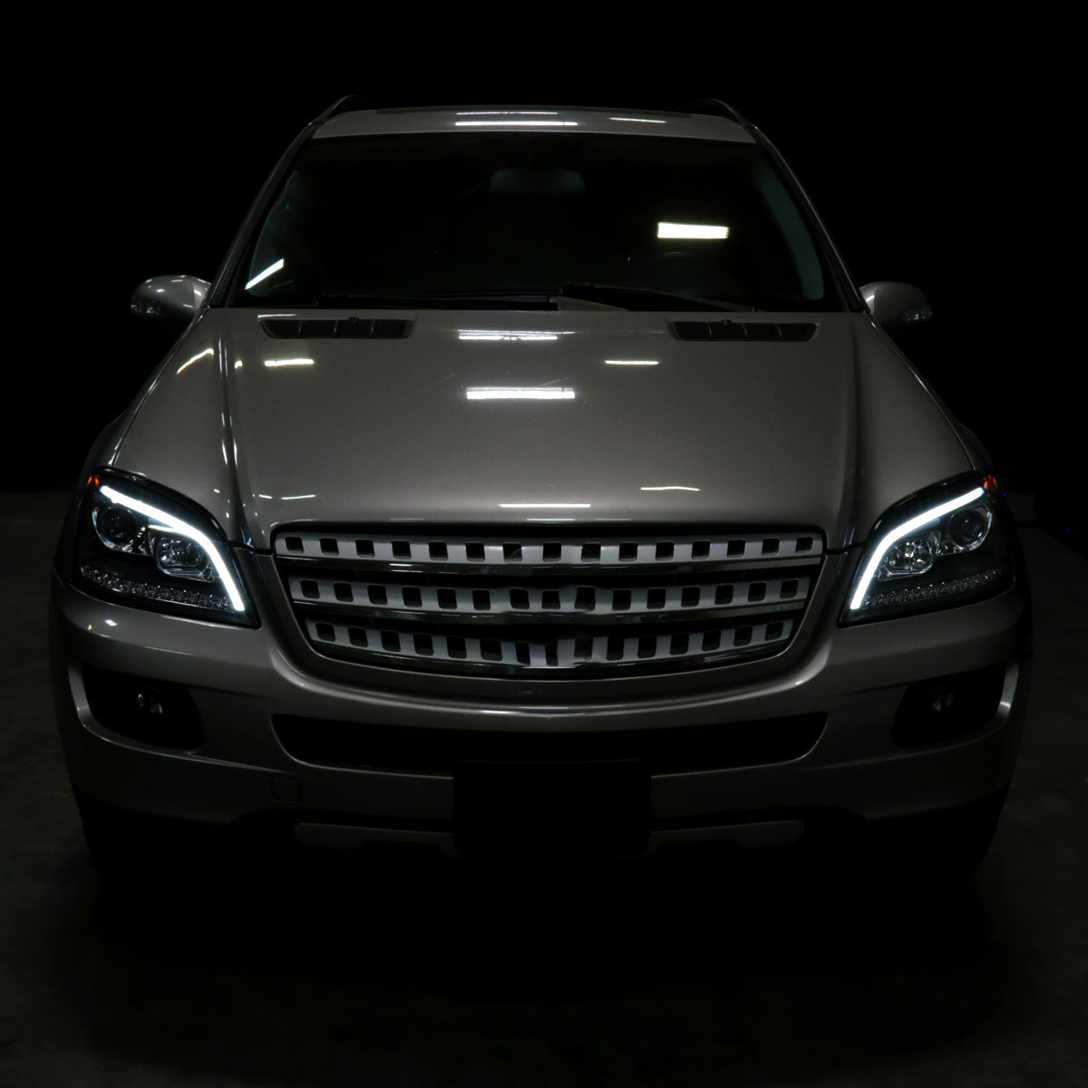 Ronnin - Se adapta a Mercedes-Benz ML350 ML500 ML320 con especificaciones estadounidenses de 2006-2008, conjunto de faros delanteros con proyector halógeno y señales de giro LED secuenciales | Par Negro