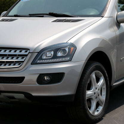 Ronnin - Se adapta a Mercedes-Benz ML350 ML500 ML320 con especificaciones estadounidenses de 2006-2008, conjunto de faros delanteros con proyector halógeno y señales de giro LED secuenciales | Par Negro