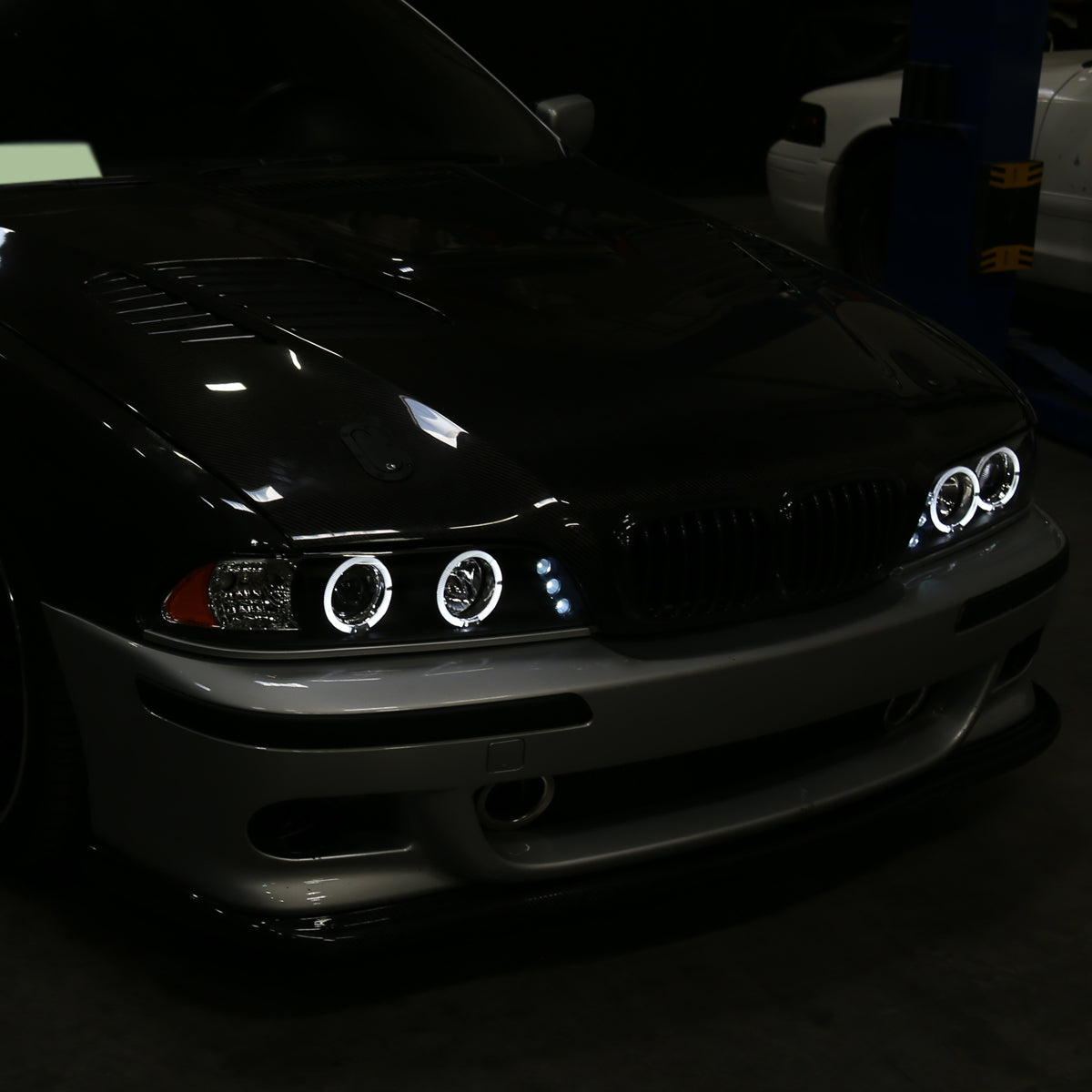 Ronnin - Compatible con BMW E39 530i 528i 525i 1996-2003 Ensamblaje de faros proyectores halógenos LED de doble aro de repuesto mejorado | Negro