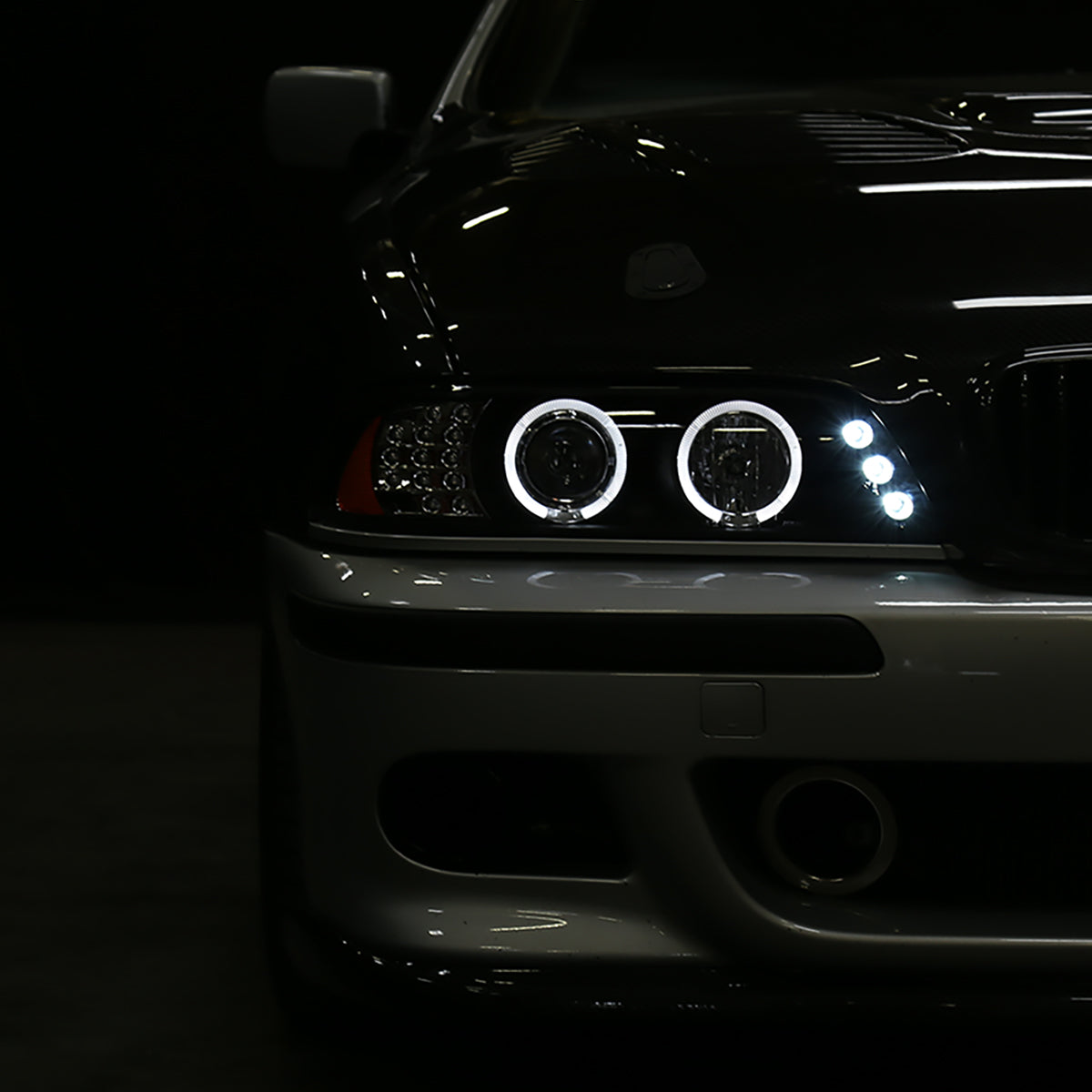 Ronnin - Compatible con BMW E39 530i 525i 525xi 540i de 2001-2003, par de faros delanteros de proyector halógeno con aros dobles LED de repuesto mejorados | Negros