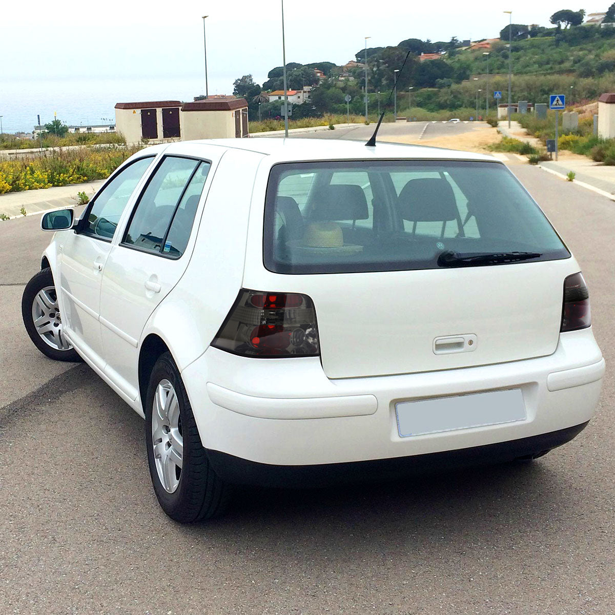 Ronnin - Compatible con Volkswagen Golf MK4 GTI 1999-2006, R32 2004, estilo europeo, par de luces traseras de repuesto | Ahumado