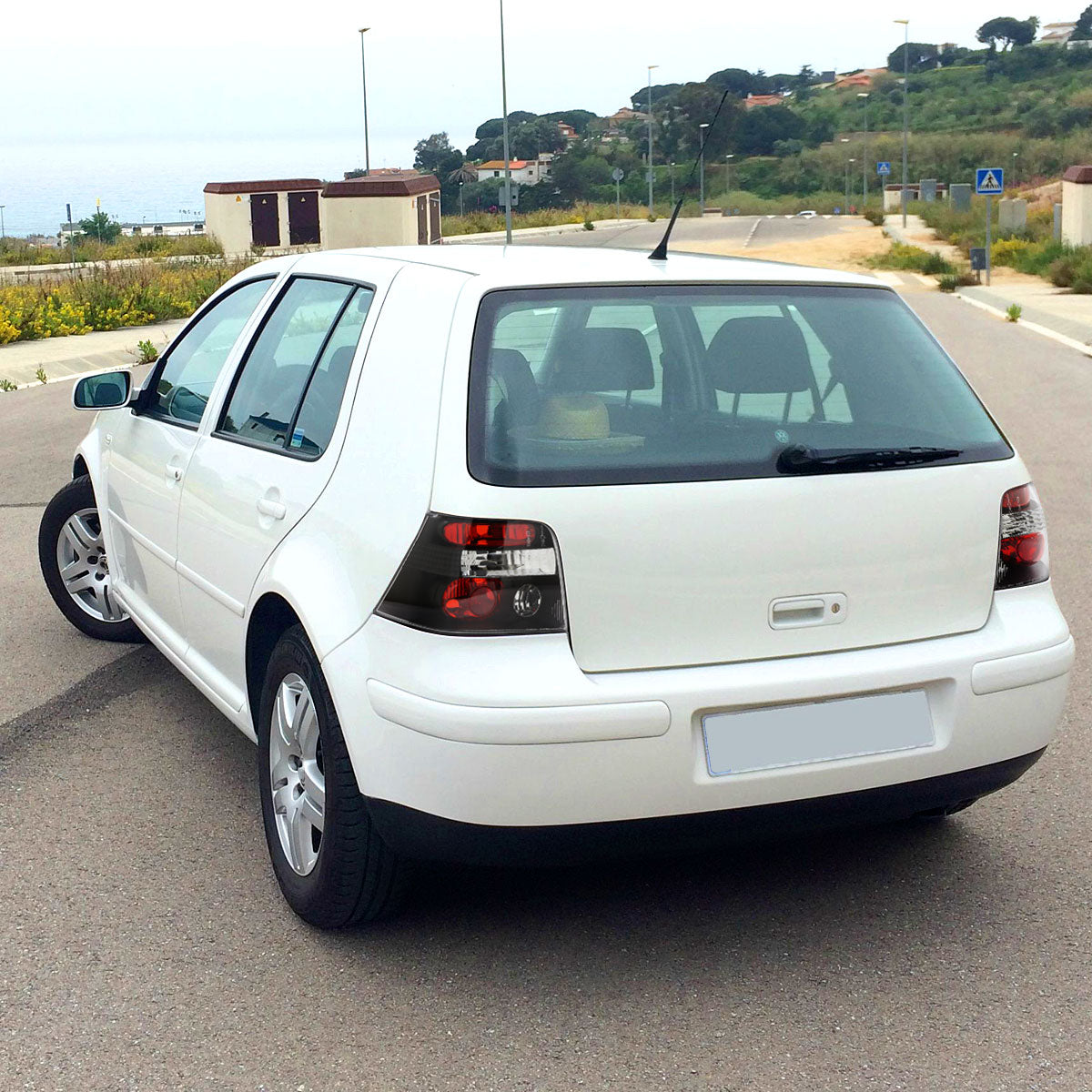 Ronnin - Compatible con Volkswagen Golf MK4 GTI 1999-2006, juego de luces traseras de repuesto estilo Euro 2004 R32 | Negro