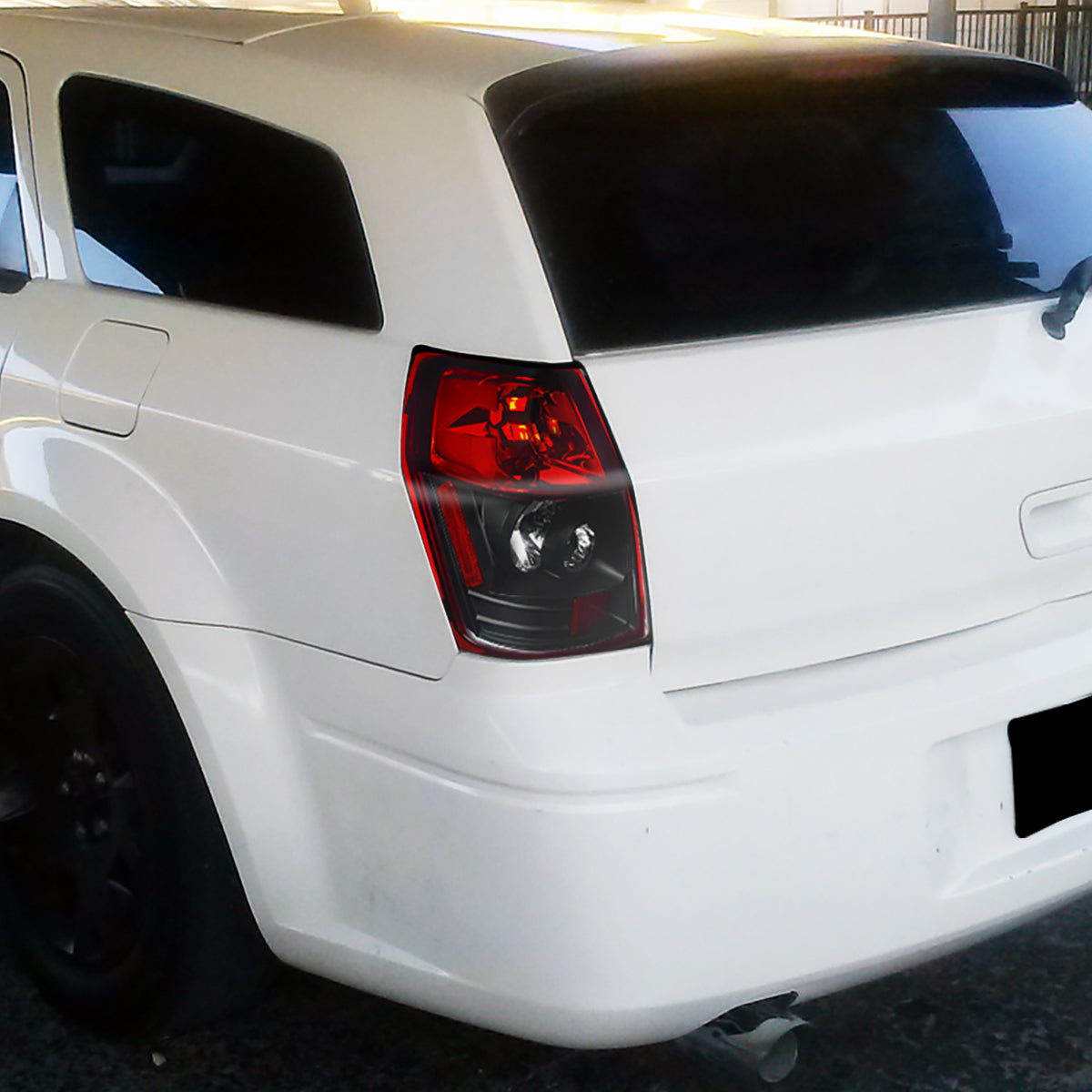 Ronnin - Se adapta a Dodge Magnum 2005-2008 Par de conjunto de luces traseras de repuesto estilo europeo | Rojo