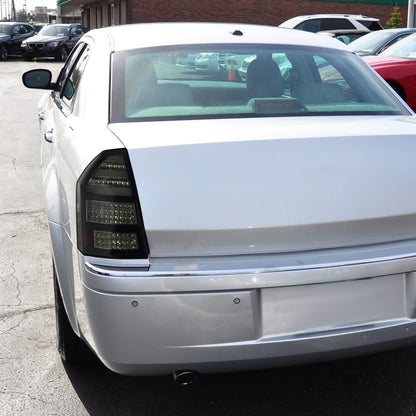 Ronnin - Compatible con Chrysler 300C 2005-2007 Luces traseras LED completas mejoradas Par de montaje de repuesto | Negro Ahumado
