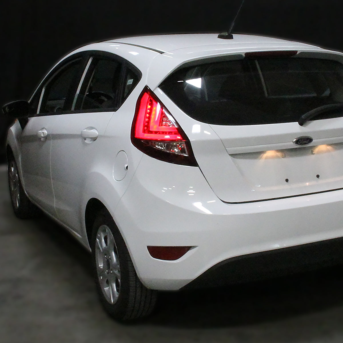 Ronnin - Se adapta a la Ford Fiesta 2011-2013 Hatchback US Spec Luces traseras LED completas Ensamblaje de reemplazo mejorado Par | Rojo Ahumado