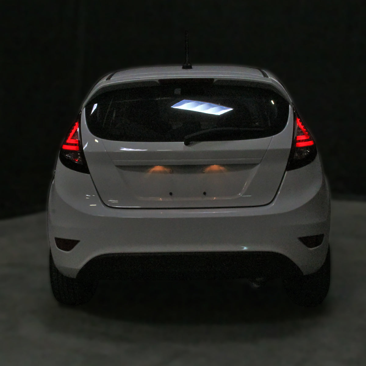 Ronnin - Se adapta a la Ford Fiesta 2011-2013 Hatchback US Spec Luces traseras LED completas Ensamblaje de reemplazo mejorado Par | Rojo Ahumado
