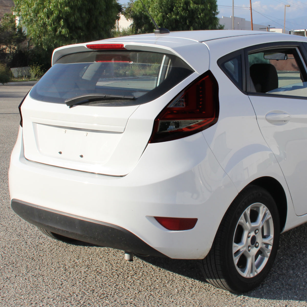 Ronnin - Se adapta a la Ford Fiesta 2011-2013 Hatchback US Spec Luces traseras LED completas Ensamblaje de reemplazo mejorado Par | Rojo Ahumado