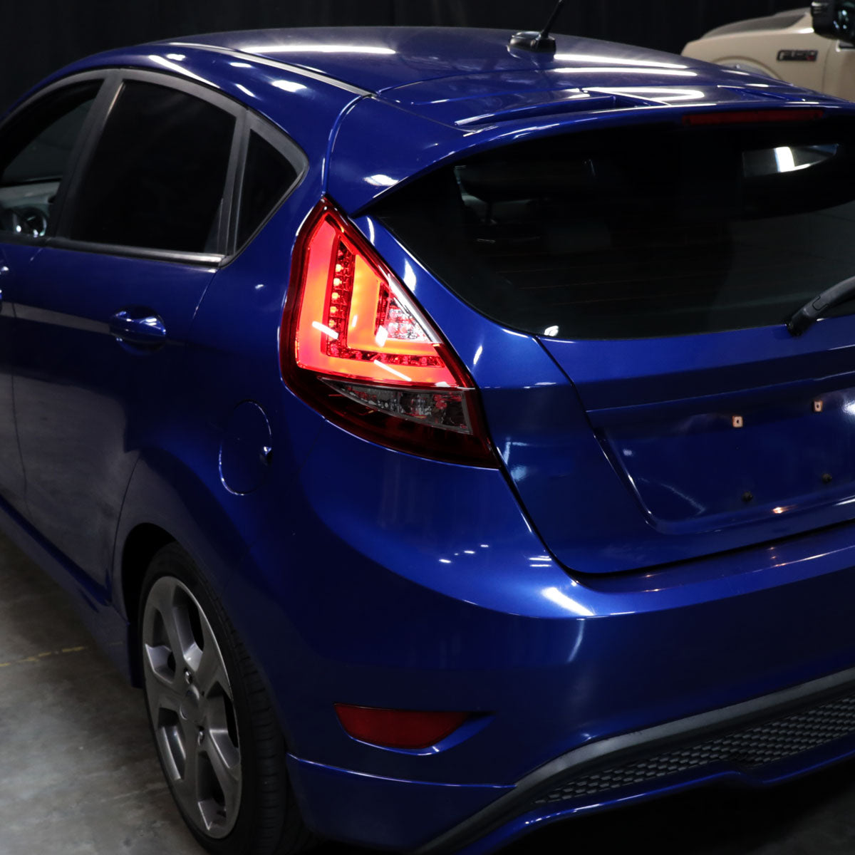 Ronnin - Luces traseras LED de repuesto para Ford Fiesta US Spec Hatchback 2014-2019, par | Ahumado rojo