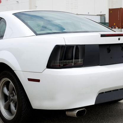 Ronnin - Compatible con Ford Mustang de 1999-2004, actualización de especificaciones de EE. UU., luces traseras de montaje de intermitentes secuenciales LED de repuesto, par | Negro humo | Tubo blanco