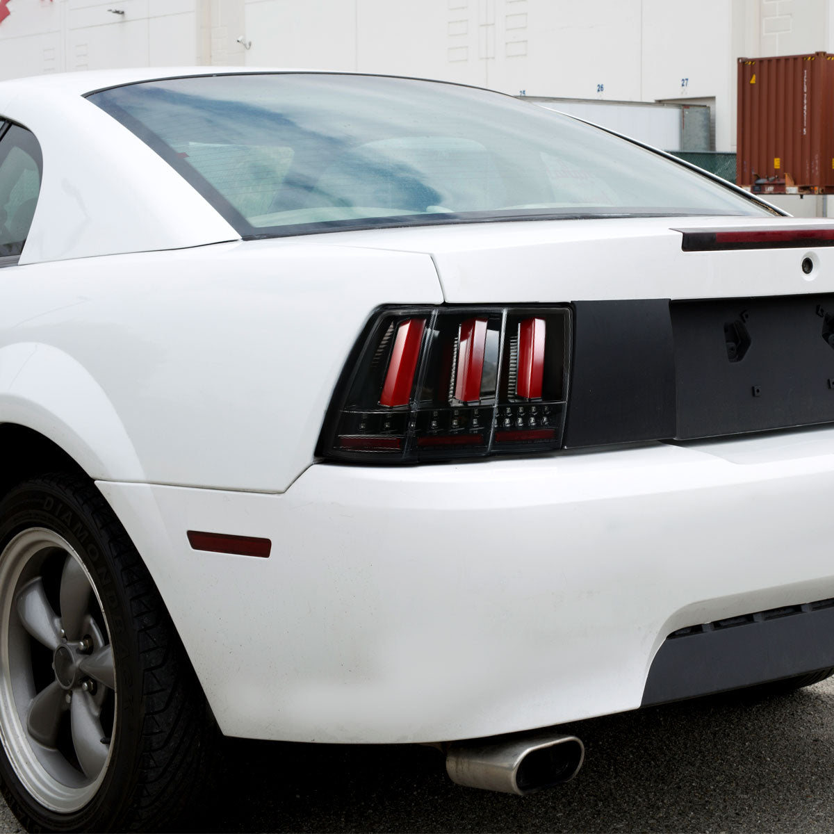 Ronnin - Se adapta a Ford Mustang 1999-2004, actualización de especificaciones estadounidenses, luces traseras LED secuenciales de intermitencia, par de montaje | Negro brillante