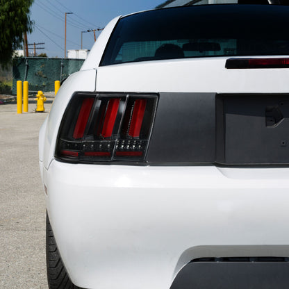 Ronnin - Se adapta a Ford Mustang 1999-2004, actualización de especificaciones estadounidenses, luces traseras LED secuenciales de intermitencia, par de montaje | Negro brillante