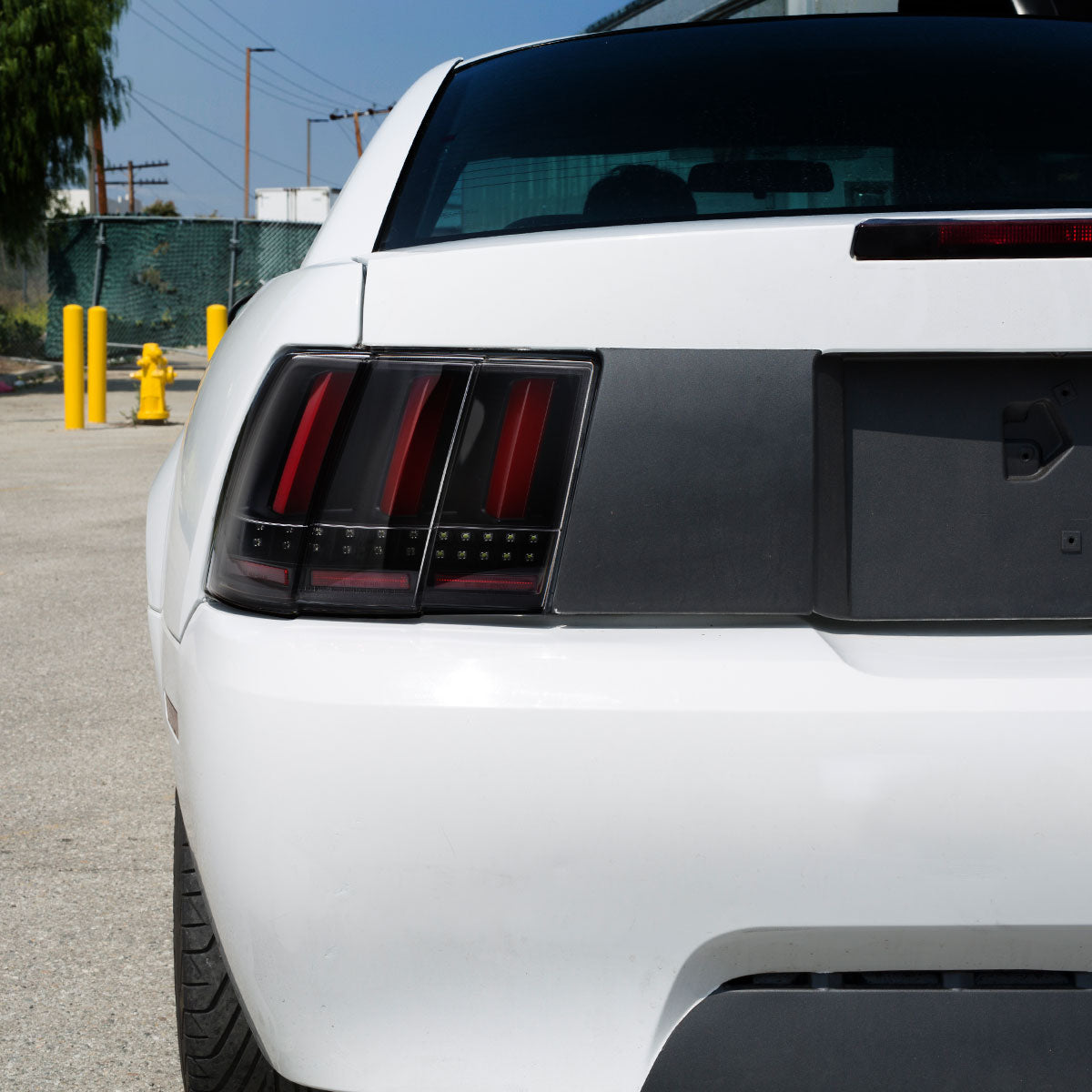 Ronnin - Compatible con Ford Mustang de 1999-2004 versión estadounidense, par de luces traseras LED de repuesto con intermitentes secuenciales | Negras
