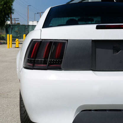 Ronnin - Compatible con Ford Mustang de 1999-2004 versión estadounidense, par de luces traseras LED de repuesto con intermitentes secuenciales | Negras