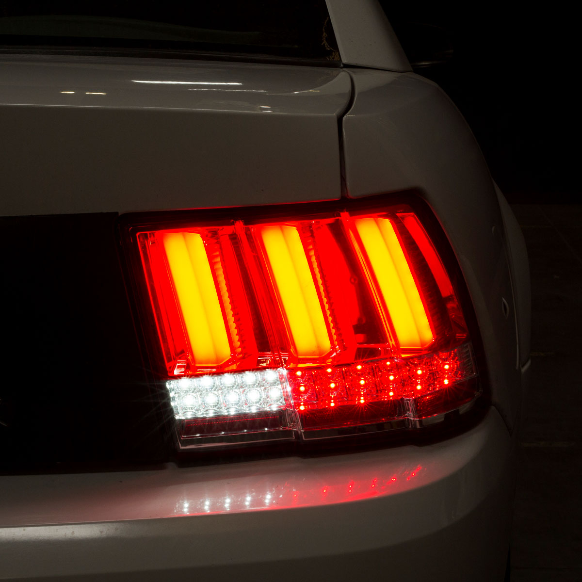 Ronnin - Compatible con Ford Mustang de 1999-2004, actualización de especificaciones de EE. UU., reemplazo de luces traseras LED secuenciales, par | Rojo Ahumado