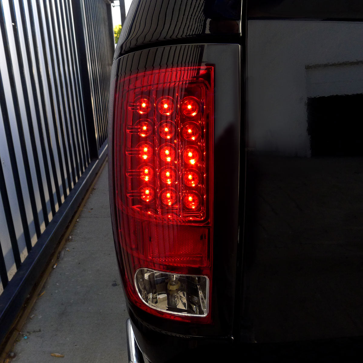 Ronnin - Compatible con Dodge Ram 1500 2500 3500 2009-2022 Luces traseras LED con freno y direccionales integrados, par | Rojo