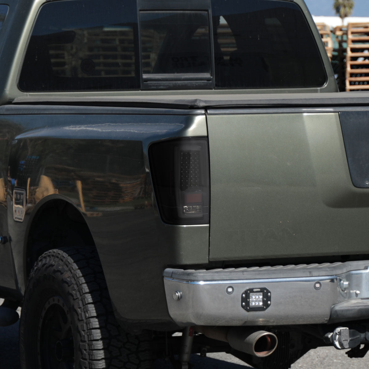 Ronnin - Compatible con Nissan Titan 2004-2015, luces traseras LED con tubo integrado, intermitentes y luces de freno, par | Negro Ahumado