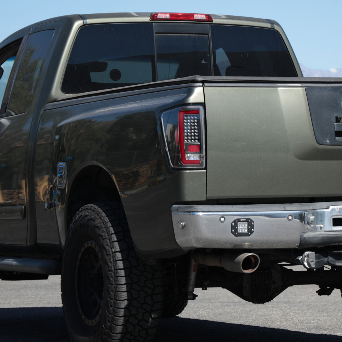 Ronnin - Se adapta a Nissan Titan 2004-2015 Luces traseras con tubo LED, freno integrado y direccionales, par | Negro