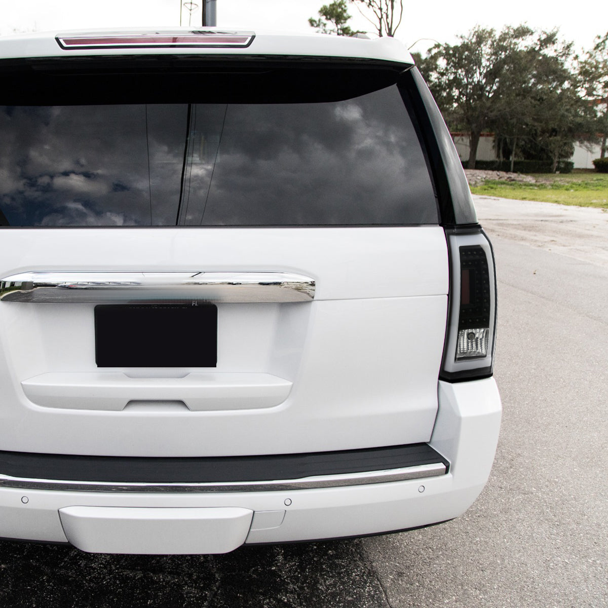 Ronnin - Compatible con GMC Yukon XL Denali 2015-2020 con luces traseras LED de tubo integradas para freno y direccionales, par | Negras | Tubo blanco